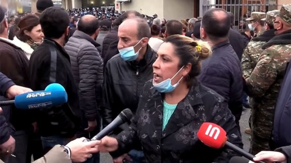 «Нам нужна информация о наших детях»: акция возле Минобороны Армении