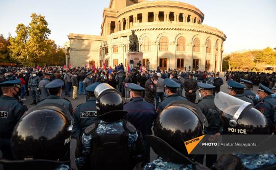 ПОКА НЕ ПРОЛИЛАСЬ КРОВЬ В ЕРЕВАНЕ…