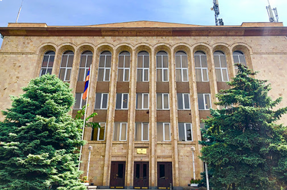 ՍԴ-ն կասեցրեց «Արտակարգ դրության իրավիճակի ռեժիմի մասին» կառավարության որոշման այն դրույթը, որով ֆիզիկական անձանց և ԶԼՄ-ներին արգելվում էր պաշտոնականից տարբերվող կարծիք հայտնել