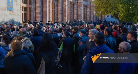 Родители солдат-срочников потребовали от Пашиняна выступить с обращением