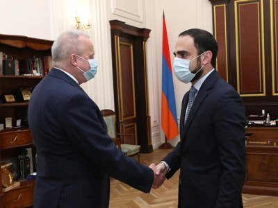 «Բոլորը բոլորի դիմաց». Տիգրան Ավինյանը Ռուսաստանի դեսպանի հետ քննարկել է գերիների փոխանակման գործընթացը