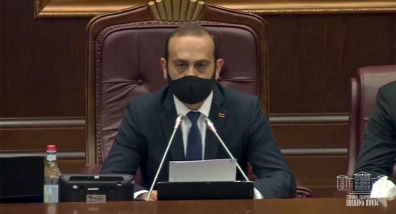 Арарат Мирзоян впервые после нападения явился на заседание парламента Армении
