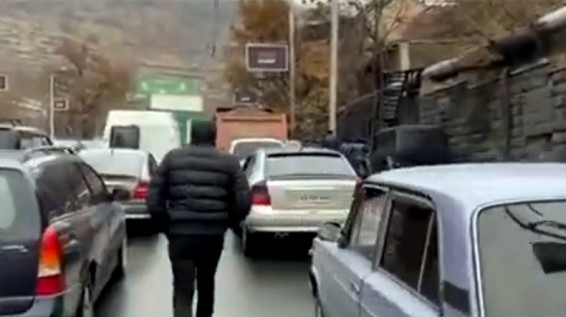 С требованием отставки Пашиняна граждане заблокировали проспект Мясникяна