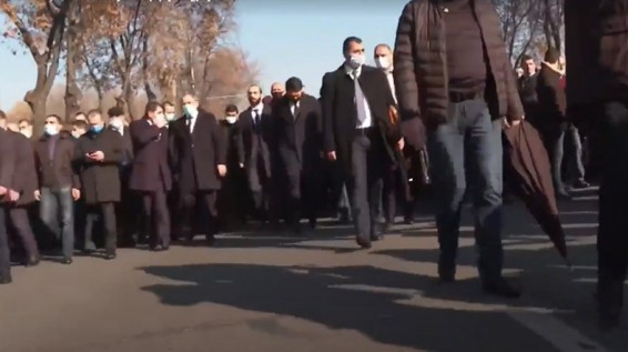Что прячет сотрудник службы безопасности в зонтике?