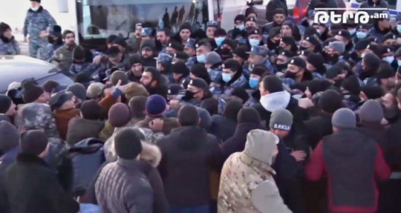 Дорога в Сюник все еще закрыта, произошла стычка с полицией