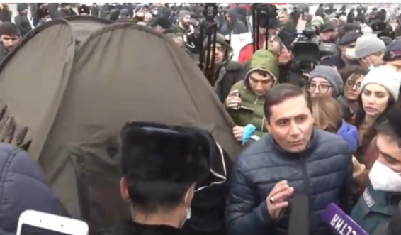 Հրապարակում քաղաքացիները վրաններ են տեղադրում