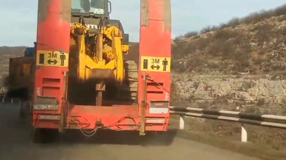 Колонна азербайджанских автомобилей с армянскими автомобилями едет по дороге в Шуши
