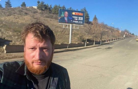 С человеком года на въезде в Степанакерт