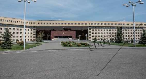 Добровольцы собрались у здания Минобороны и требуют встречи с министром