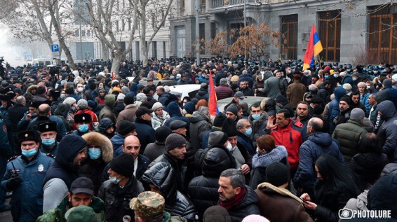 «Դավաճանից ազատում». քաղաքացիները շրջափակել են գլխավոր դատախազության շենքը