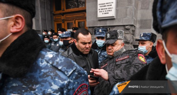 Граждане, требующие отставки Пашиняна, попытались ворваться в здание правительства