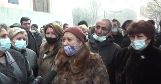 Բողոքի ակցիաներ կառավարության շենքի առջեւ