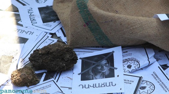 Քաղաքացին թուրքի հարճի հագուստ է տարել ԱԺ, որ նվիրի իմքայլական Անուշ Բեղլոյանին