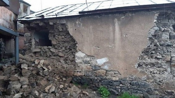 Երկրաշարժից Գեղարքունիքի համայնքում փլուզվել է չգործող, կիսաքանդ դպրոցի պատը, հողապատ գոմերի միջնապատեր