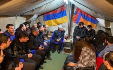Серж Саргсян посетил однопартийцев в палатке на площади Республики