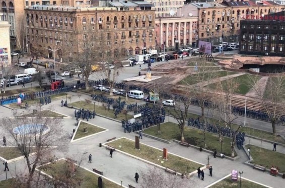 Փաշինյանի՝ կառավարության մի մասնաշենքից մյուսը գնալն ապահովելու համար հազարավոր ոստիկաններ շրջափակել են շենքերը․ ՀՅԴ-ականները լուսանկարներ են հրապարակել