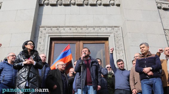 Գեղամ Մանուկյան. Հայաստանը ոտքի է կանգնում