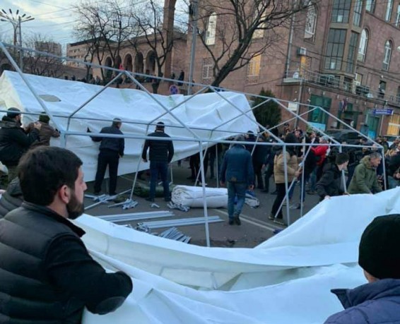 Video. Ընդդիմադիրները վրաններ են տեղադրել և պատրաստվում են գիշերել Ազատության հրապարակում