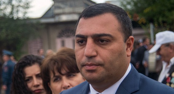 Машина мэра Эчмиадзина обстреляна, его оппонент на выборах - в больнице