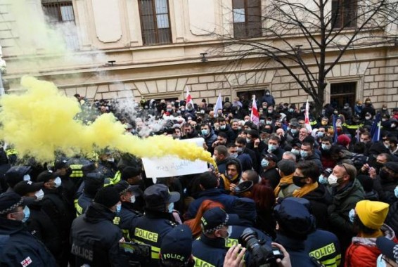 Оппозиция начала пикетирование парламента Грузии – задержан один из участников акции