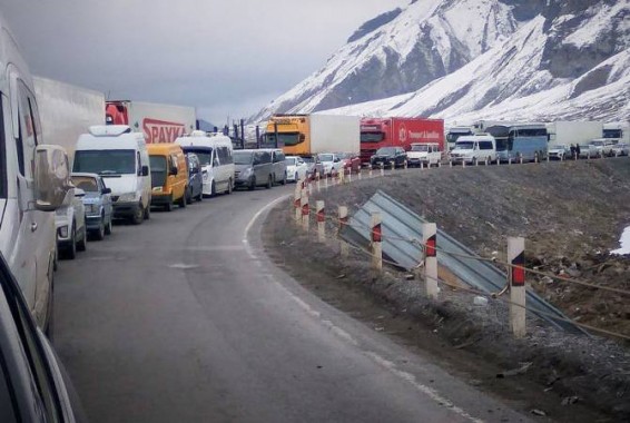 На территории Армении закрытые автомобильные дороги, в Ларсе скопилось 270 грузовиков
