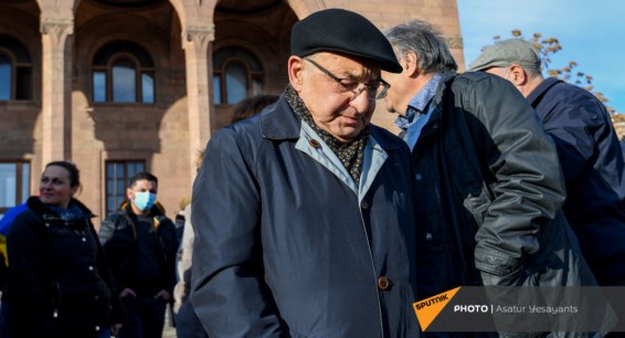 Манукян призвал сторонников перекрыть все входы в здание парламента