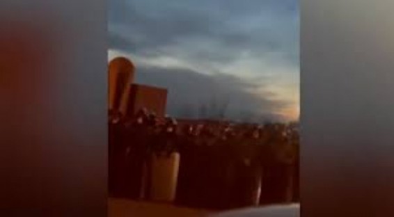 VIDEO. Մեծաթիվ ոստիկանական ուժեր են բերվել կառավարական առանձնատան մոտ