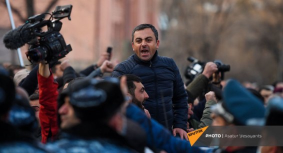 Заблокированная оппозицией ул. Демирчяна: как прошла ночь у парламента Армении – видео