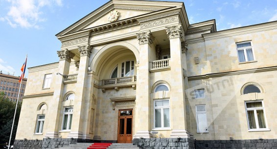 Президент получил прошение Пашиняна о назначении нового главы Генштаба