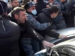 Լարված իրավիճակ նախագահականի մոտ. քաղաքացիների եւ ոստիկանների միջեւ քաշքշուկ սկսվեց