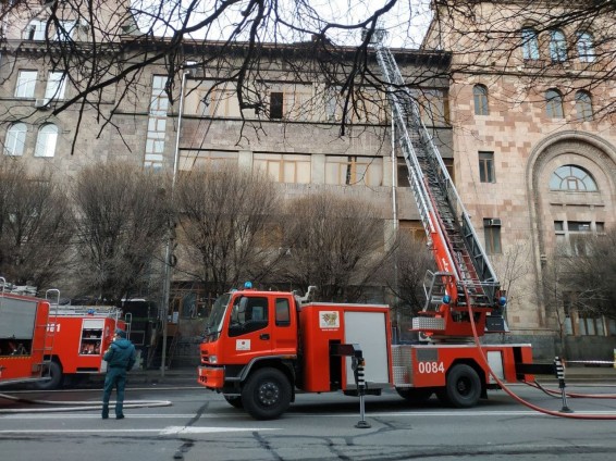 В здании почты в центре Еревана произошел пожар