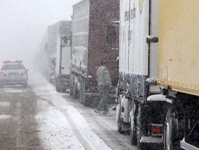 В Ларсе уже 24 дня застряли около сотни армянских грузовиков