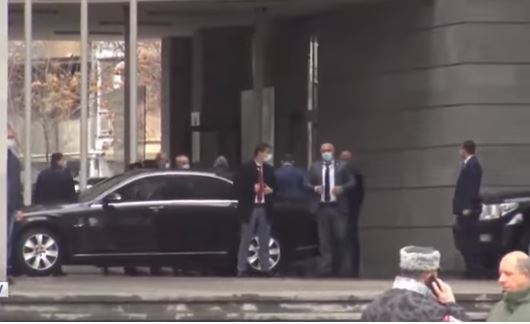 Никол Пашинян прибыл в МОНКС: его машина припарковалась у входа в здание