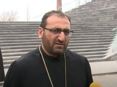 Епископ: Позиция Католикосов относительно требования отставки премьера Армении не изменилась