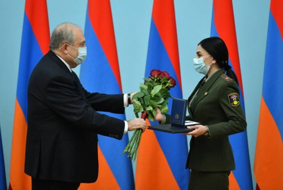 Մայրության և գեղեցկության տոնի առթիվ ՀՀ նախագահը պետական պարգևներ է հանձնել մի խումբ կին զինծառայողների