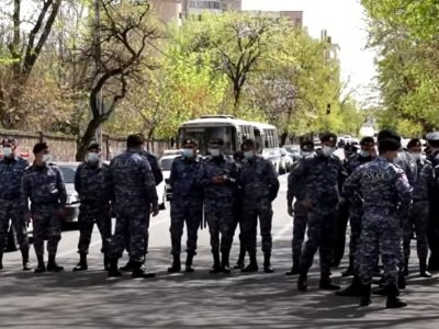 Полицейские перекрыли улицу Демирчяна в Ереване