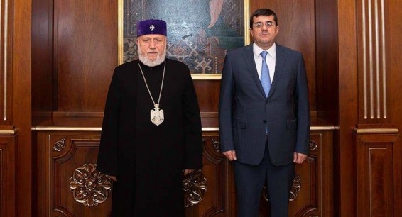 Гарегин II и Араик Арутюнян обсудили проблемы армянских пленных и храмов в Карабахе