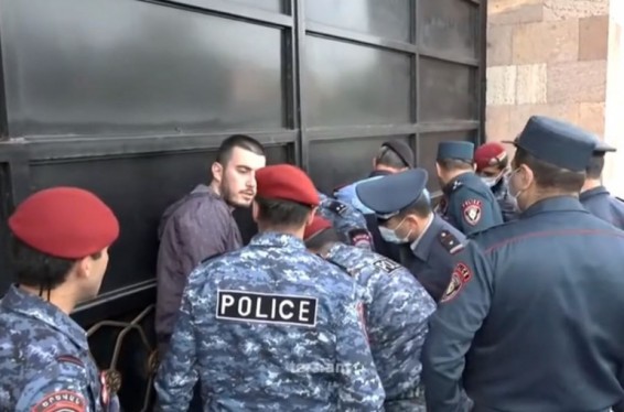 Քաղաքացիներն իրենց շղթայել էին Կառավարության դարպասներից (տեսանյութ)