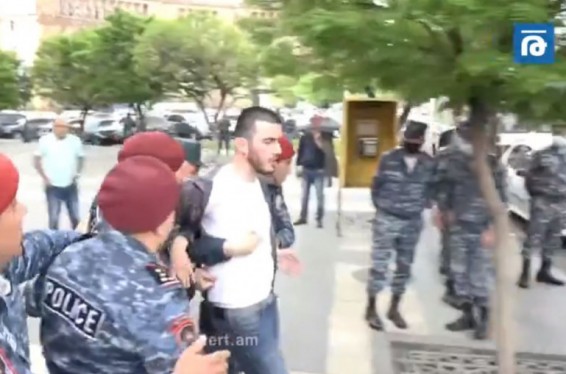Կառավարության շենքի մոտից 8 անձ բերման է ենթարկվել. Ոստիկանություն