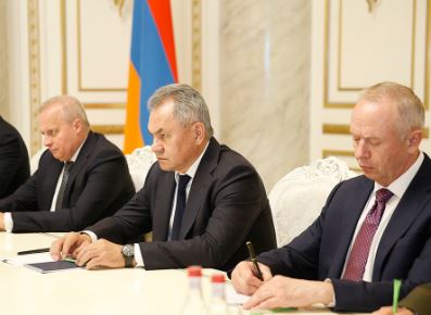 Пути снабжения азербайджанцев под контролем армянских военных - Арутюнян поговорил с Шойгу