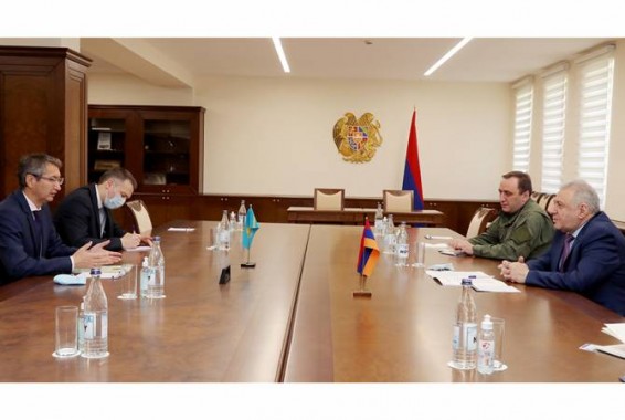 И.о. министра обороны Армении и посол Казахстана обсудили вопросы сотрудничества в сфере обороны