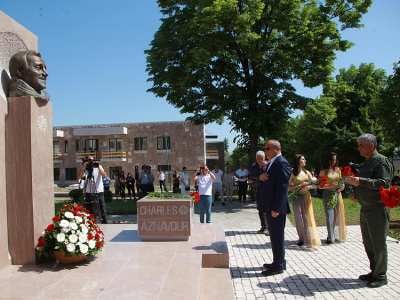 Արցախի ԱԺ նախագահ Արթուր Թովմասյանը մասնակցել է Շառլ Ազնավուրի կիսանդրու բացման արարողությանը