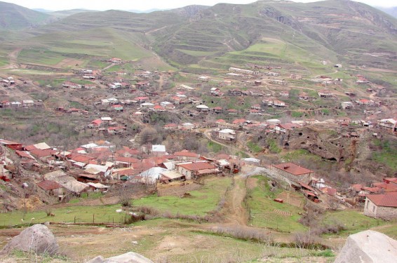 Ադրբեջանցիները զենքով սպառնացել են Տեղ համայնքի Խնածախի հովիվներին՝ պահանջելով անասուններին արոտ չտանել, հովիվների մոտ զենք է եղել, ինքնապաշտպանվել են. համայնքի ղեկավար