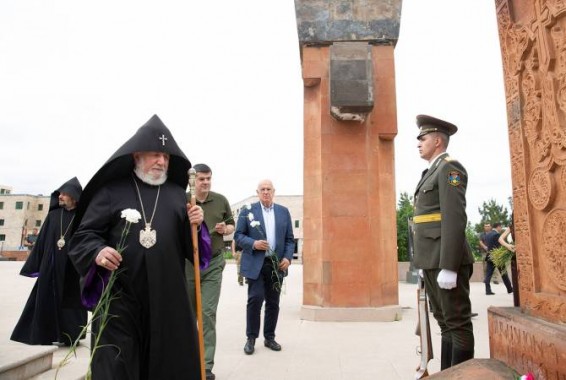 Католикос Всех Армян посетил в Степанакерте братское кладбище, помолился за упокой душ погибших