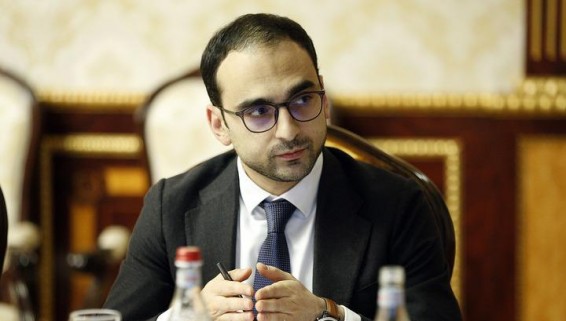 Ավինյանը հրավիրել է ԱԳՆ վարչության պետերին ու փորձել խաբել, դիվանագետները երեք մատի կոմբինացիա են ցույց տվել. «Փաստինֆո»