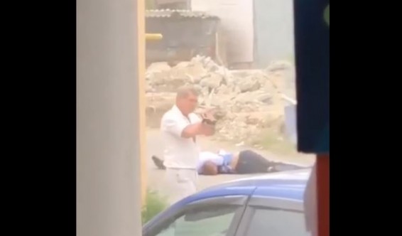 Кочьян с ружьем в руке. Видео с места убийства двух судебных приставов в Адлере