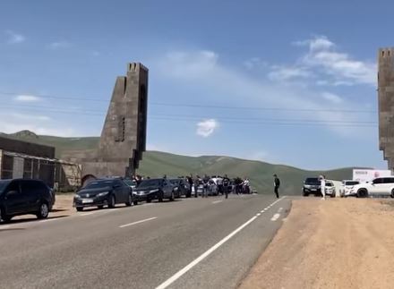 У въезда в Сюникскую область собралось большое число мужчин