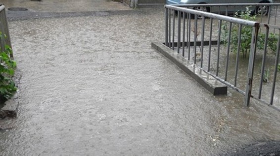 Ливневые воды затопили автопарк в центре Еревана