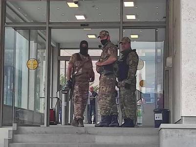 Административное здание Зангезурского медно-молибденового комбината опечатано