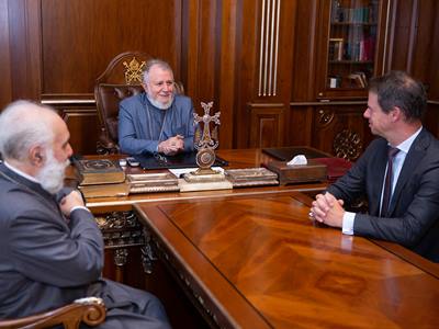 Գարեգին Բ կաթողիկոսը հրաժեշտի հանդիպում է ունեցել Ֆրանսիայի դեսպանի հետ